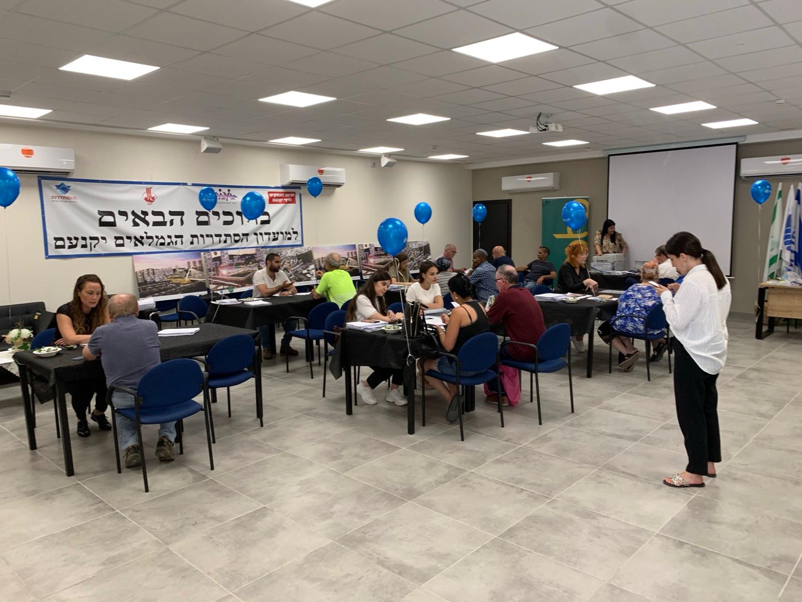 יום חתימות במועדון הסתדרות הגמלאים