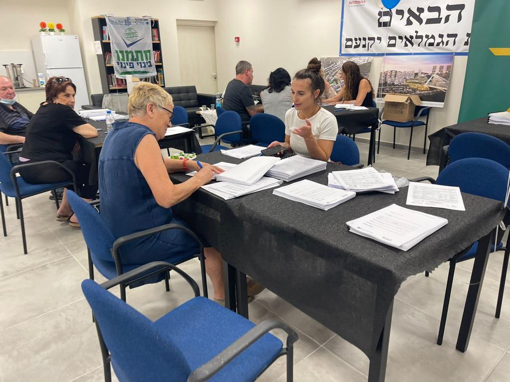 יום חתימות · שולחנות הדיירים